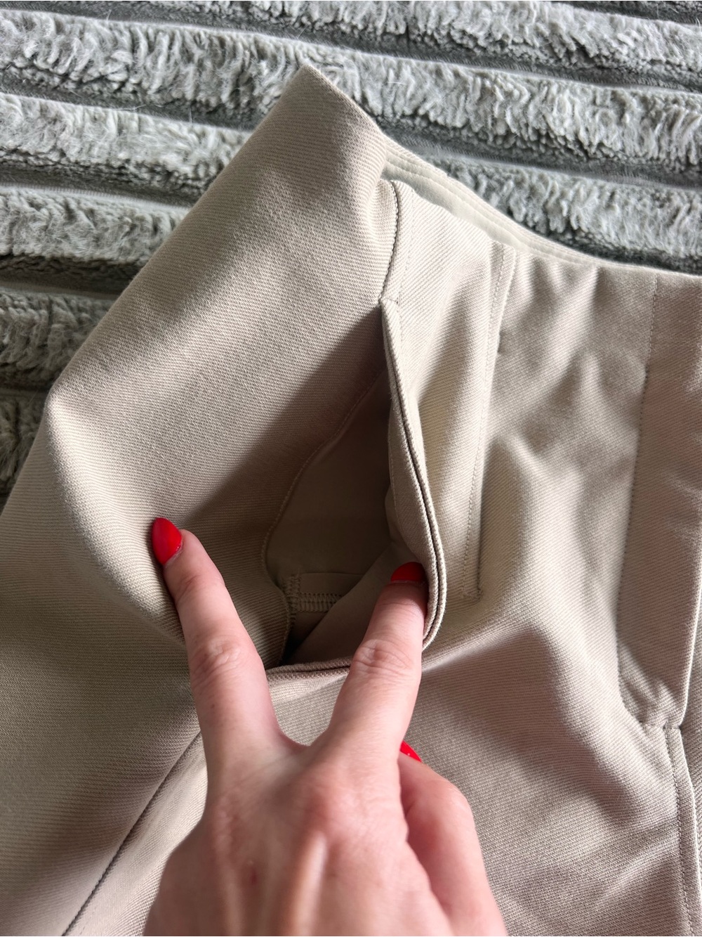 Lululemon Women's Cargo/Utility Pleated Short Beige Size 6 - Picture 3 of 7